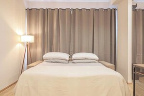 1 habitación, caja de seguridad en la habitación y escritorio 