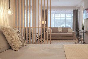 1 habitación, caja de seguridad en la habitación y escritorio 
