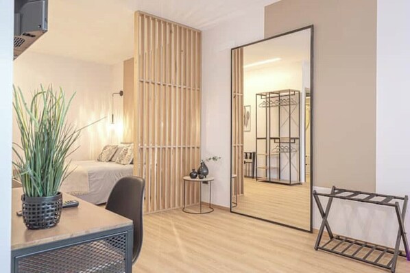 1 Schlafzimmer, Zimmersafe, Schreibtisch, Bügeleisen/Bügelbrett