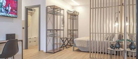 1 غرفة نوم وخزنة داخل الغرفة ومكتب ومكواة/لوح كي