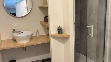 Douche, sĂšche-cheveux, serviettes fournies, savon