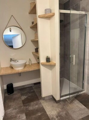 Douche, sèche-cheveux, serviettes fournies, savon