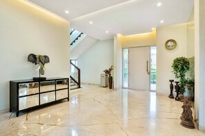 Lobby - StayVista at Timeless Elegance w/ Pool, BBQ, Wi-Fi (Kolkata)