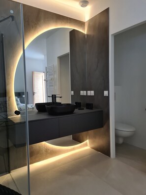 シャワー、ヘアドライヤー、タオル、石鹸