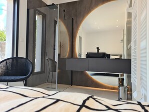 5 chambres, coffres-forts dans les chambres, fer et planche Ă repasser