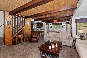 Televisie, een open haard en een kantoor