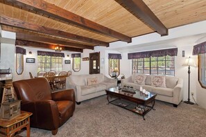 Télévision, cheminée, espaces bureaux