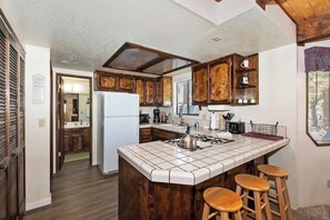 Een koelkast, een microgolfoven, een oven, een kookplaat