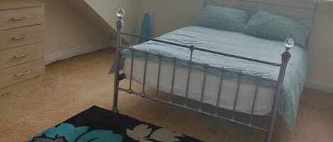 Standaard studio, 1 tweepersoonsbed (Double) | Een bureau, gratis kabelinternet, beddengoed