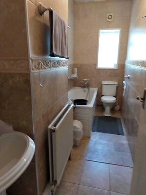 Standaard studio, 1 tweepersoonsbed (Double) | Badkamer | Een douche, gratis toiletartikelen, handdoeken, toiletpapier