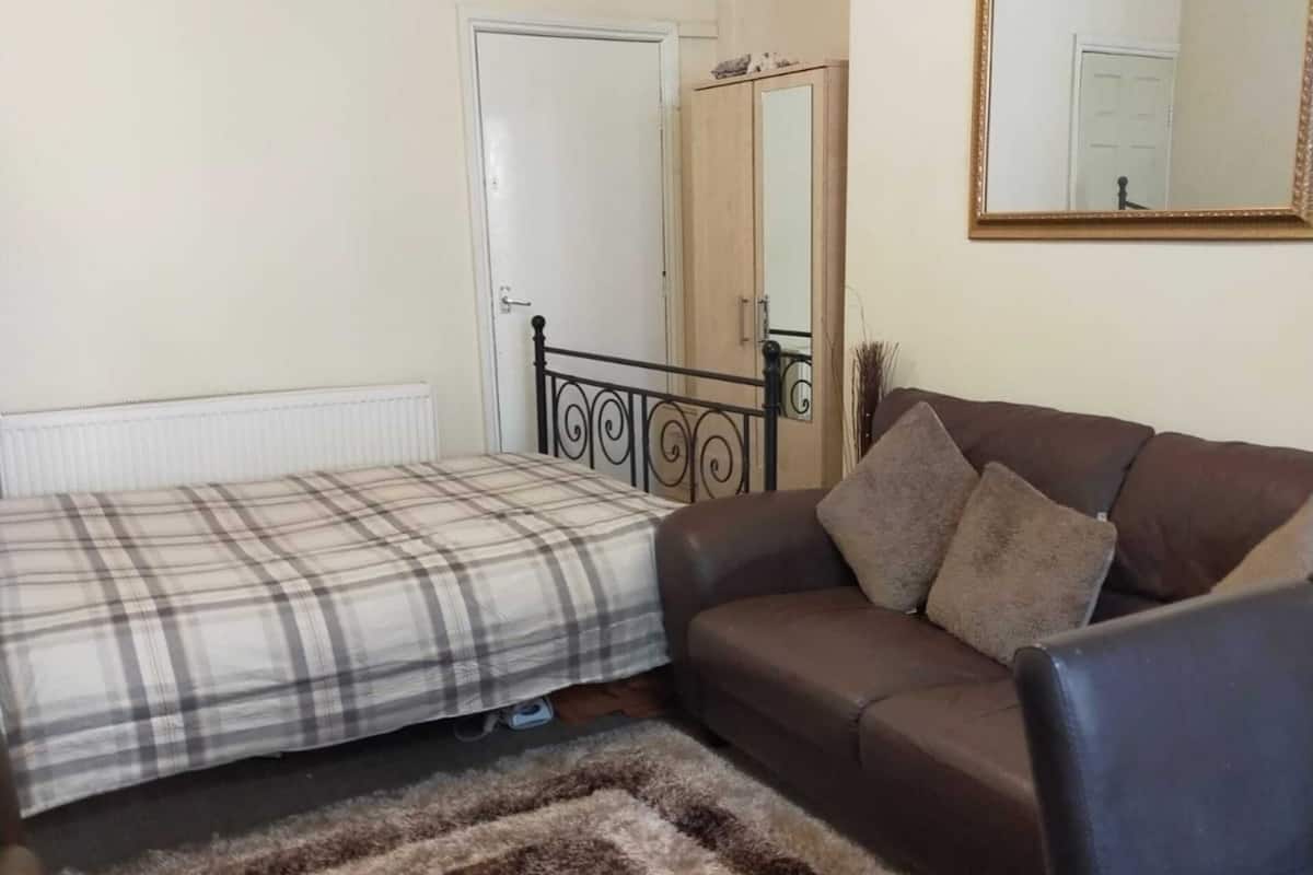 standard studio, 1 double bed (double) | desk, free wired internet, bed sheets