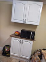 Escritorio, internet por cable gratis y ropa de cama