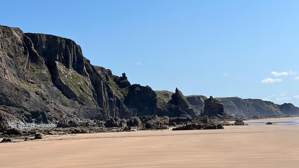 A coastal landscape with a sandy beach and rocky cliffs. - Coombe View Cornwall Holiday Lodge Near Bude. Sea Views. Large Patio Sleeps 6. (Kilkhampton)