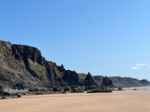A coastal landscape with a sandy beach and rocky cliffs. - Coombe View Cornwall Holiday Lodge Near Bude. Sea Views. Large Patio Sleeps 6. (Kilkhampton)