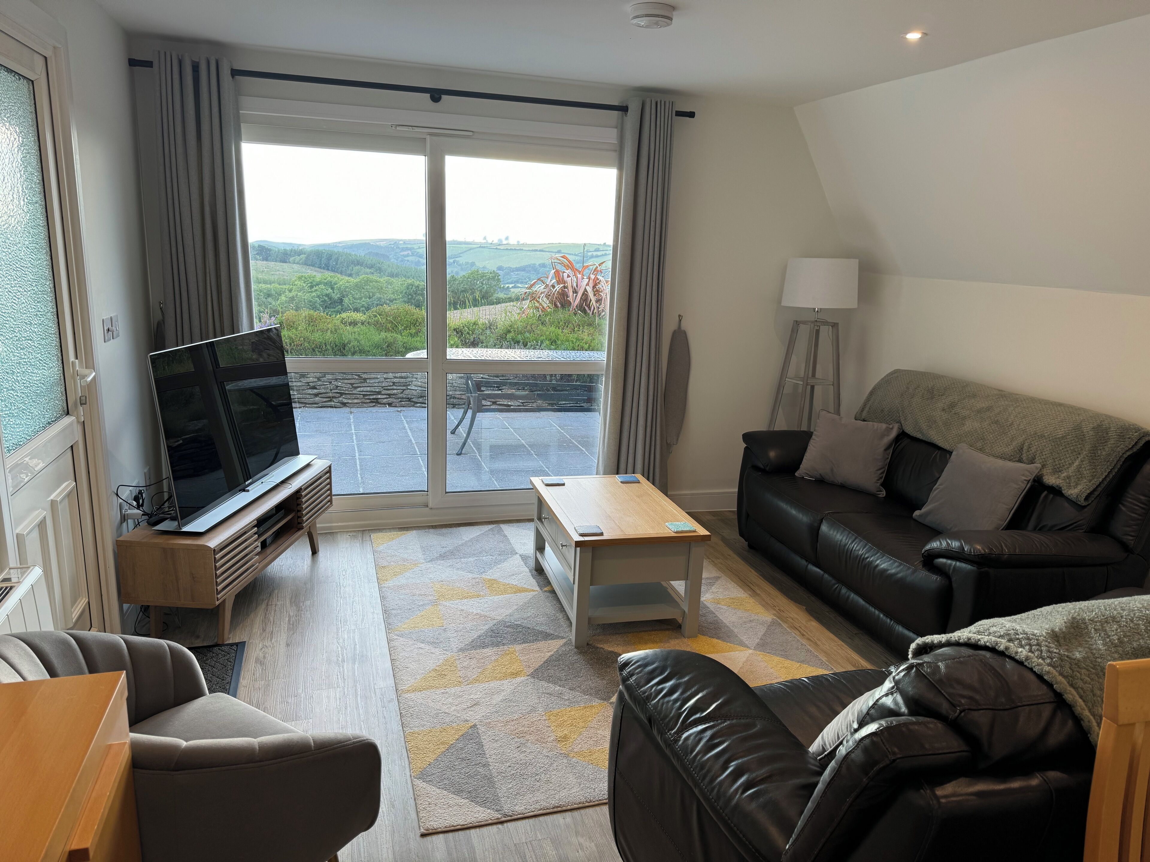 Smart-TV, Videospiele, DVD-Player, Bücher