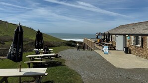 A coastal restaurant with outdoor seating overlooking the sea. - Coombe View Cornwall Holiday Lodge Near Bude. Sea Views. Large Patio Sleeps 6. (Kilkhampton)