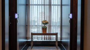 Daunenbettdecken, Pillowtop-Betten, Schreibtisch, Verdunkelungsvorhänge