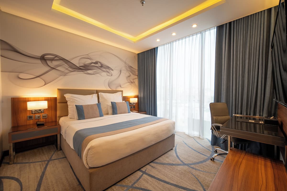 Daunenbettdecken, Pillowtop-Betten, Schreibtisch, Verdunkelungsvorhänge