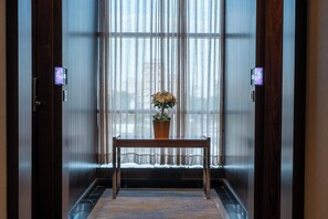 Daunenbettdecken, Pillowtop-Betten, Schreibtisch, Verdunkelungsvorhänge