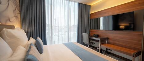 Daunenbettdecken, Pillowtop-Betten, Schreibtisch, Verdunkelungsvorhänge