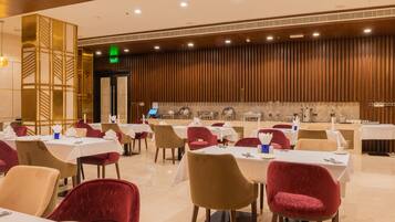 Daily buffet breakfast (OMR 2.5 per person)