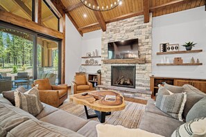 Televisión, chimenea, futbolito y tenis de mesa 