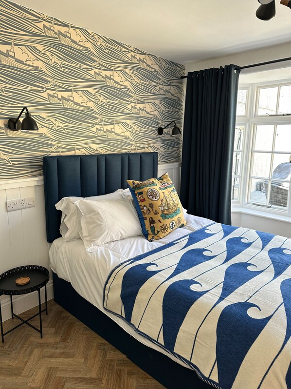 ستائر تعتيم ومكواة/لوح كي وواي فاي مجانًا