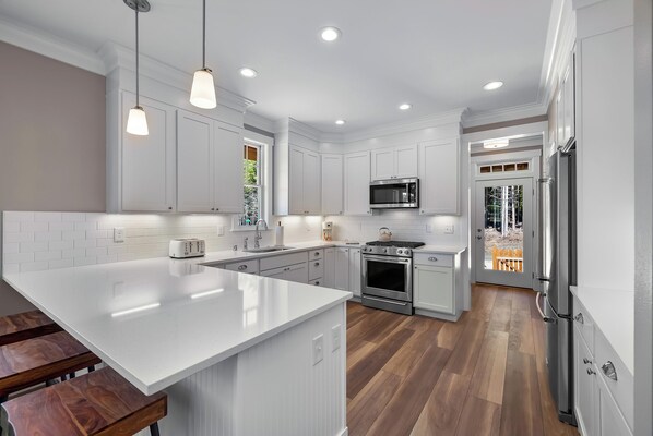 Réfrigérateur, four à micro-ondes, un four, surface de cuisson