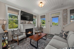 Smart-TV, Kamin, Bücher