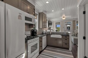 Geladeira, micro-ondas, fogão, cooktop