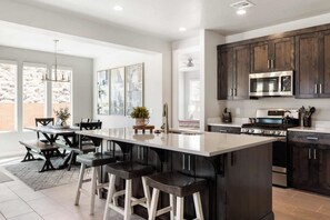 Fridge, microwave, oven, stovetop - Who's Your Caddy? - Private Hot Tub, Close to many Golf Courses, Ping Pong (Washington)