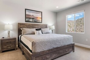 5 Schlafzimmer, Schreibtisch, Bügeleisen/Bügelbrett, Reisekinderbett