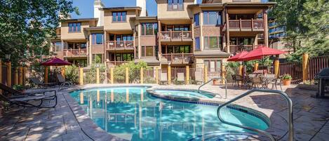 Een verwarmd zwembad