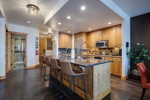 Réfrigérateur, four, plaque de cuisson, cafetière/bouilloire