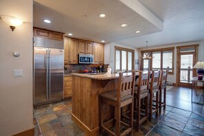 Refrigerador, horno, placa de cocina, cafetera/tetera