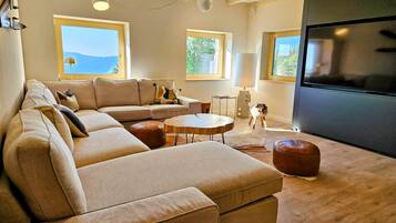 TV, fireplace, stereo