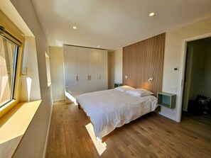 4 bedrooms, travel cot, Internet, bed sheets