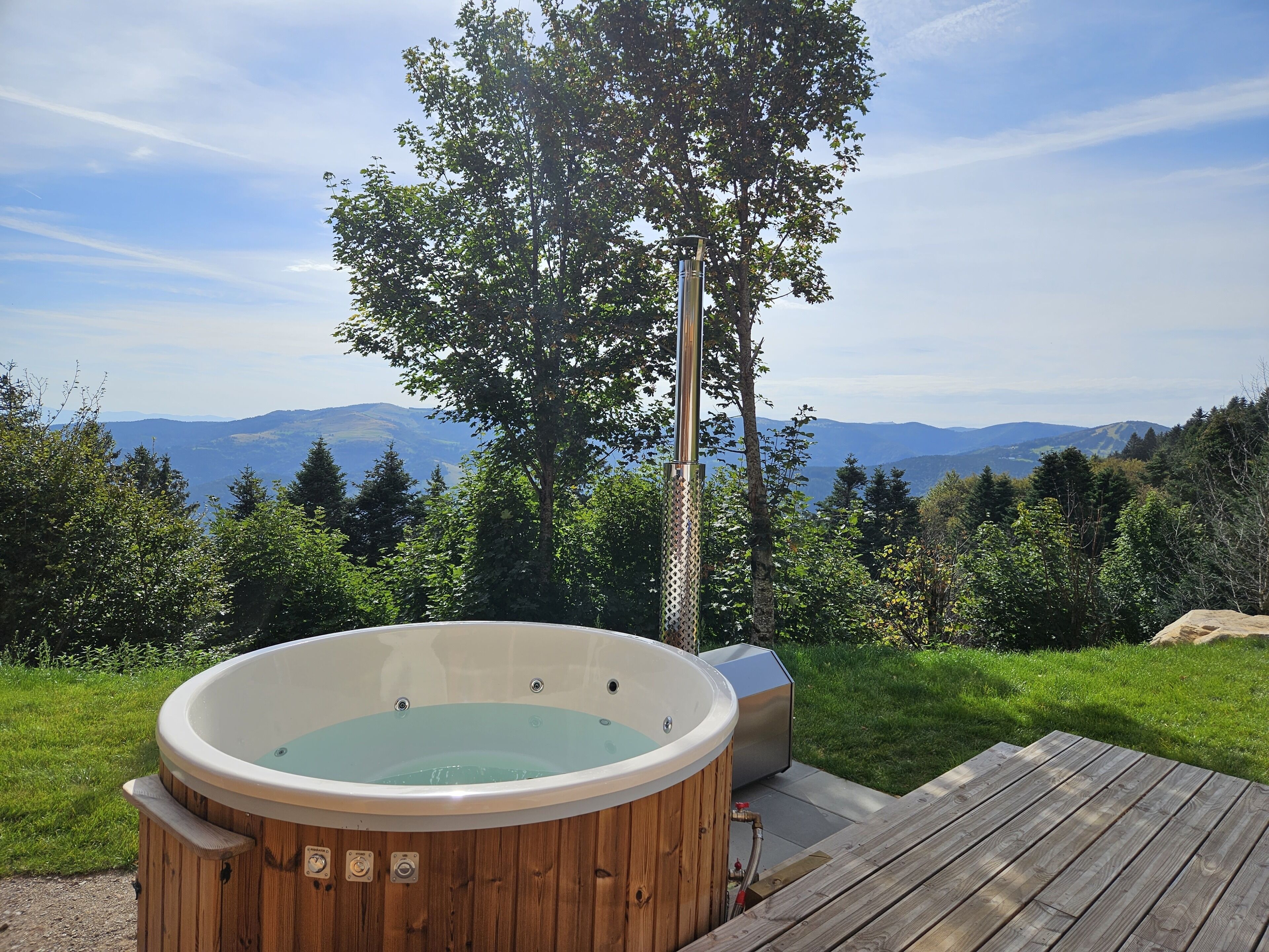 Outdoor spa tub