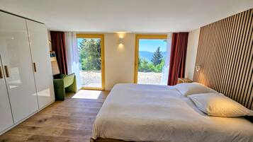 4 bedrooms, travel crib, internet, bed sheets