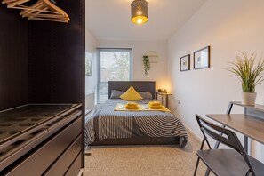 2 bedrooms, iron/ironing board, travel cot, free WiFi - Comfy & Chique Stay - Perfect For Visiting Sites, Events & City Centre (Smethwick)