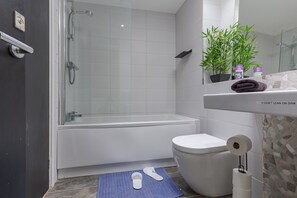 Towels, soap, shampoo, toilet paper - Comfy & Chique Stay - Perfect For Visiting Sites, Events & City Centre (Smethwick)