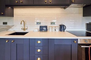 冰箱、微波炉、烤箱、炉灶