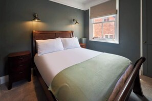 2 عدّة غرف نوم ومكواة/لوح كي وواي فاي مجانًا وملاءات أسرّة