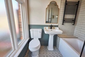 Baignoire, serviettes fournies, shampoing