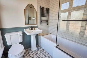 Bathtub, towels, shampoo - Host & Stay | Fauna (Whitby)