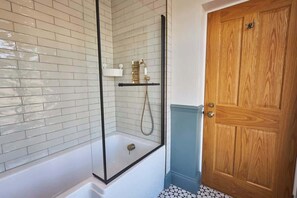 Bathtub, towels, shampoo - Host & Stay | Fauna (Whitby)