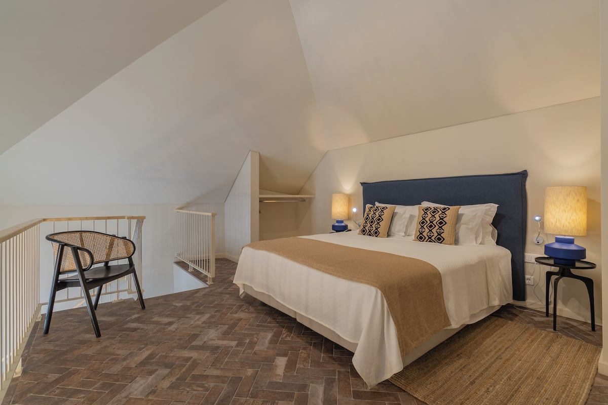 Deluxe Room | 1 bedroom, premium bedding, individually decorated, soundproofing
