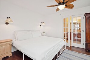 3 bedrooms, iron/ironing board, travel crib, internet - The Marsh: Cozy Cottage with Beautiful Marsh Views, Short Walk to Beach (Oak Island)