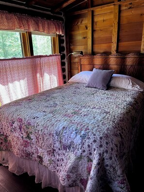2 bedrooms, bed sheets - Log cabin, walking distance from Funistrada, LaBecasse, Laker Shakes & Glen Lake (Maple City)