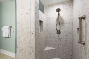 Ensemble baignoire-douche, séchoir à cheveux, serviettes fournies